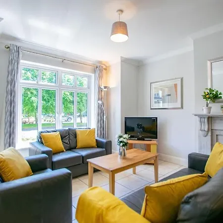 72 - Spacious Townhouse With Parking By Shortstays * 골웨이