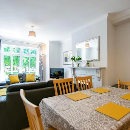 펜션 72 - Spacious Townhouse With Parking By Shortstays *