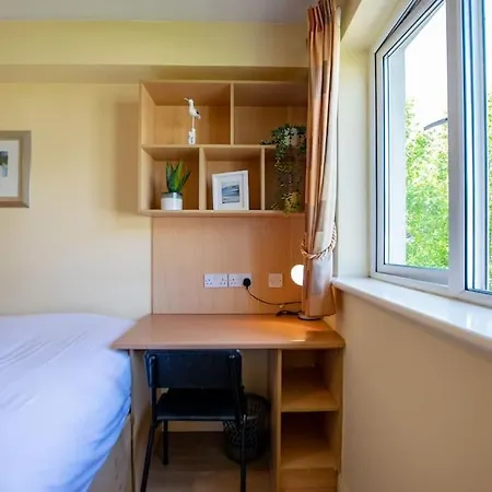 72 - Spacious Townhouse With Parking By Shortstays 펜션 골웨이