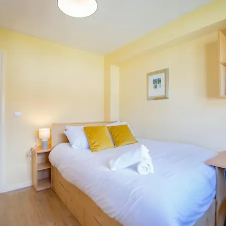 72 - Spacious Townhouse With Parking By Shortstays
