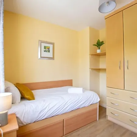 펜션 72 - Spacious Townhouse With Parking By Shortstays *