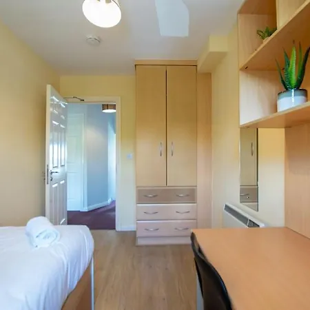 72 - Spacious Townhouse With Parking By Shortstays *