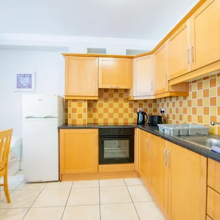 72 - Spacious Townhouse With Parking By Shortstays