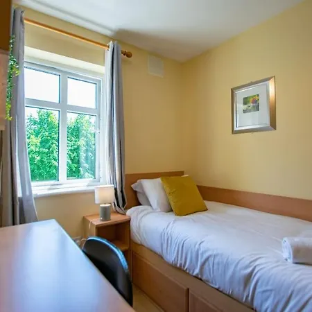 72 - Spacious Townhouse With Parking By Shortstays 펜션